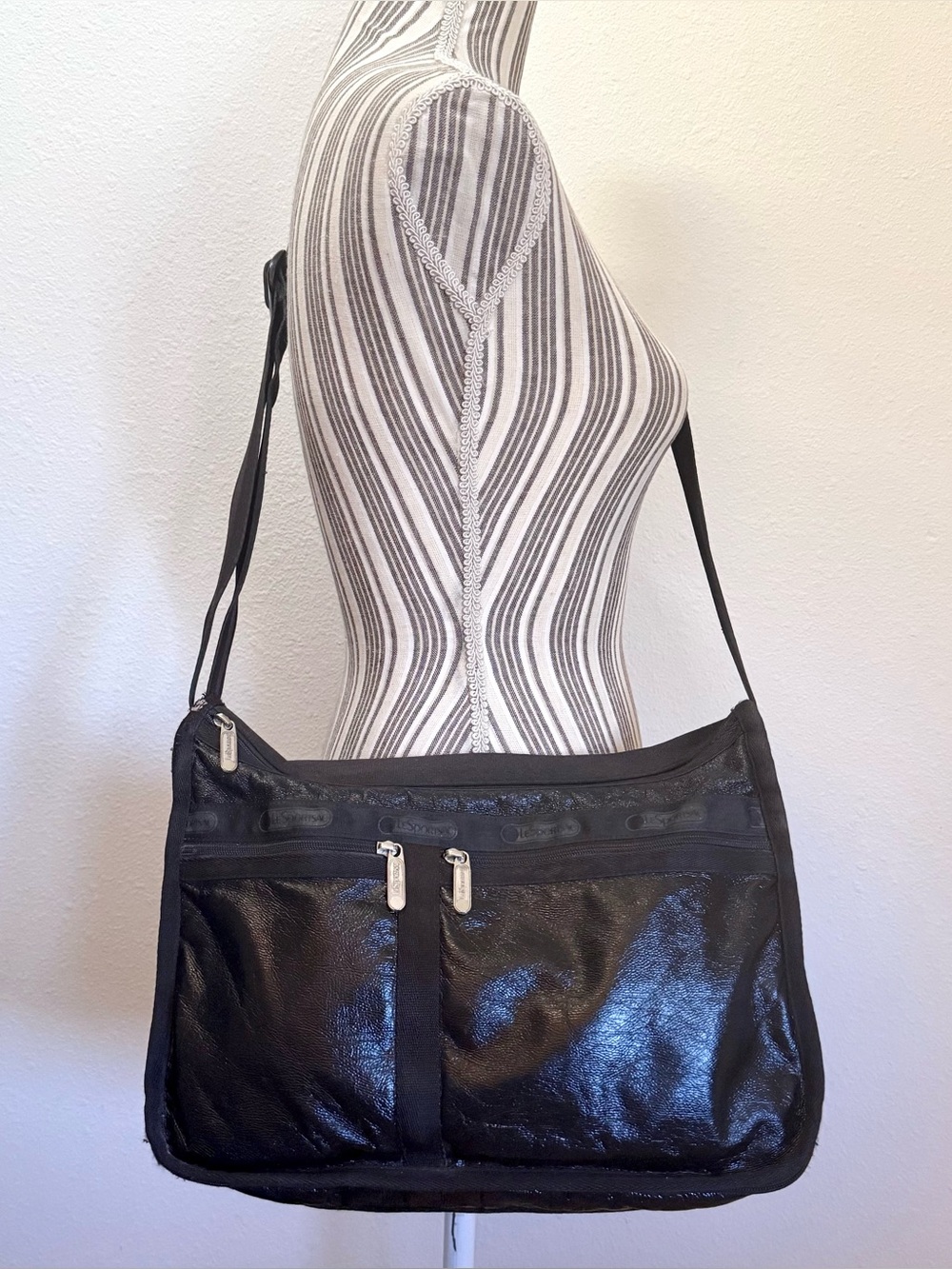 LeSportsac Deluxe Everyday Bag Black Gloss Crossbody Shoulder Bag 14x9